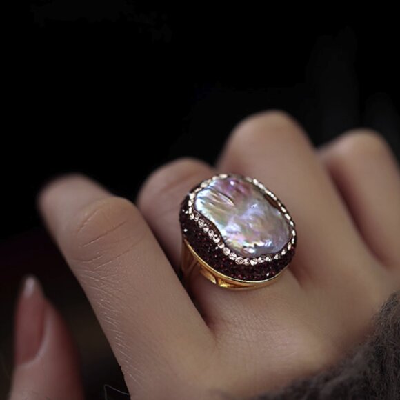 🌿 UNIQUE & CHIC! Irregular Pearl Ring with Reddish Crystal Accents - Adjustable - Picture 4 of 5